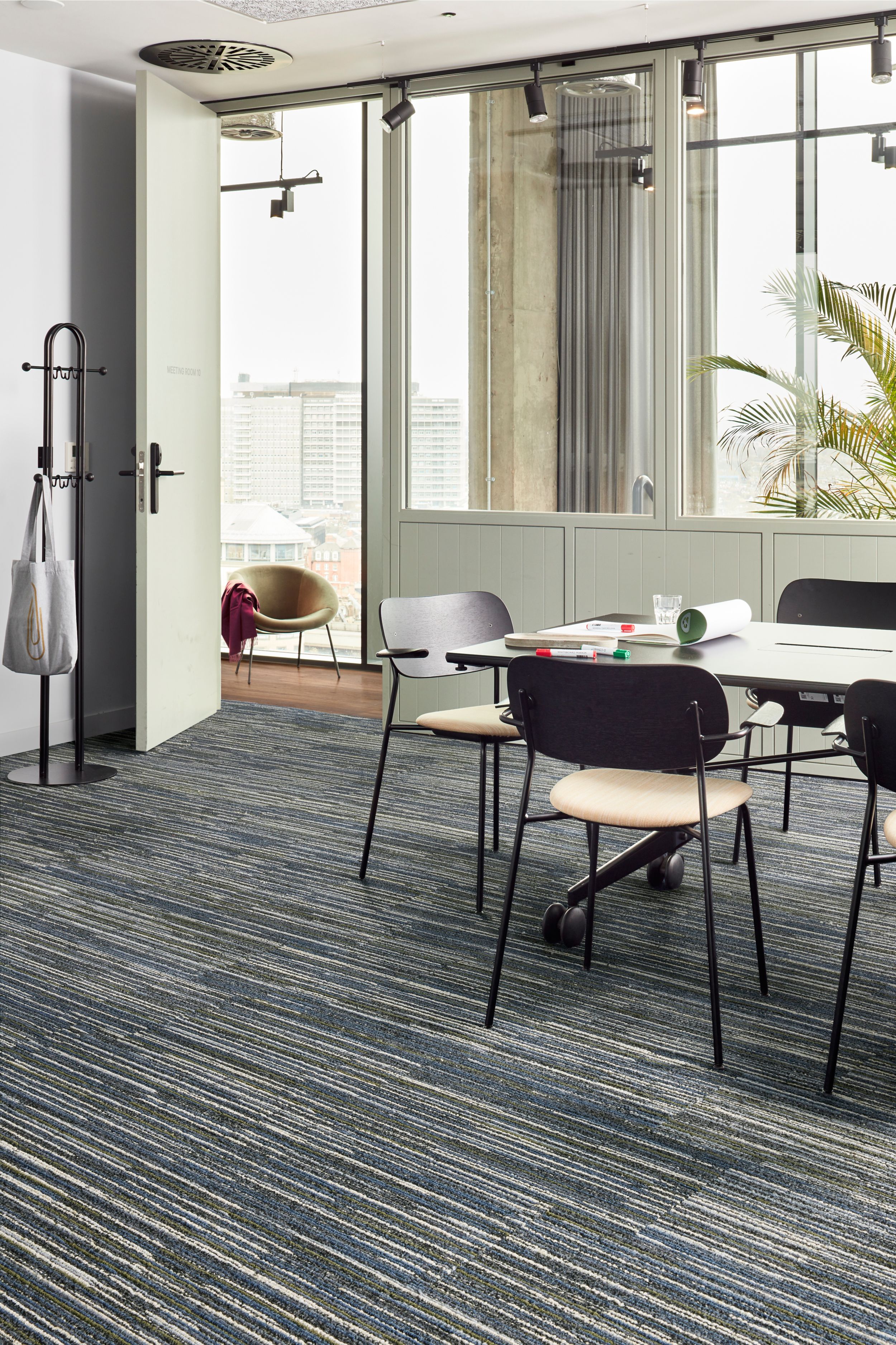 Interface In the Fold plank carpet tile with Natural Woodgrains plank LVT in office meeting room imagen n&uacute;mero 5